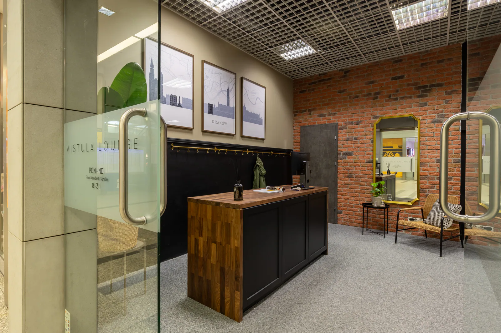Vistula Lounge entrance and reception inside Kraków Główny
