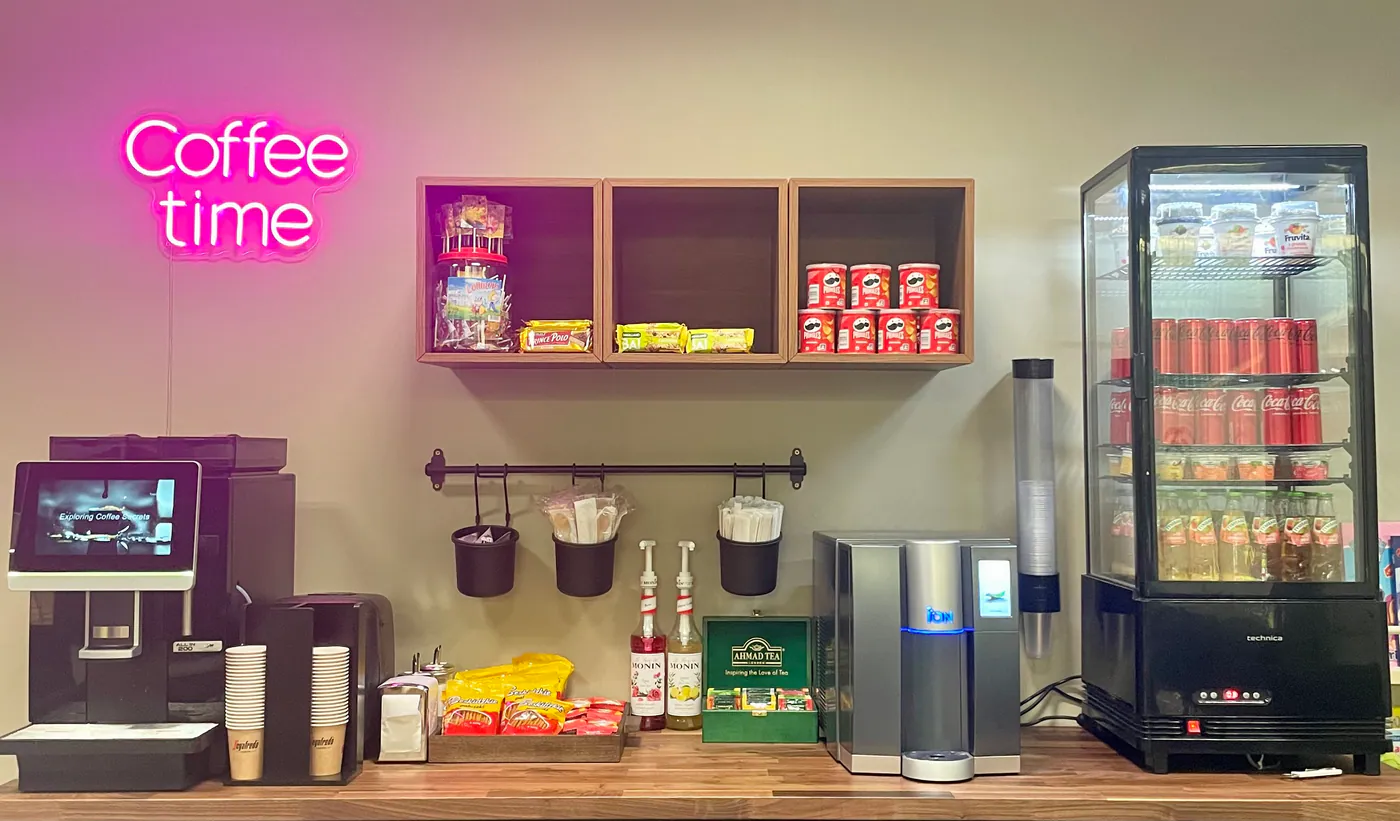 Coffee, tea, cold drinks and snacks available in the lounge